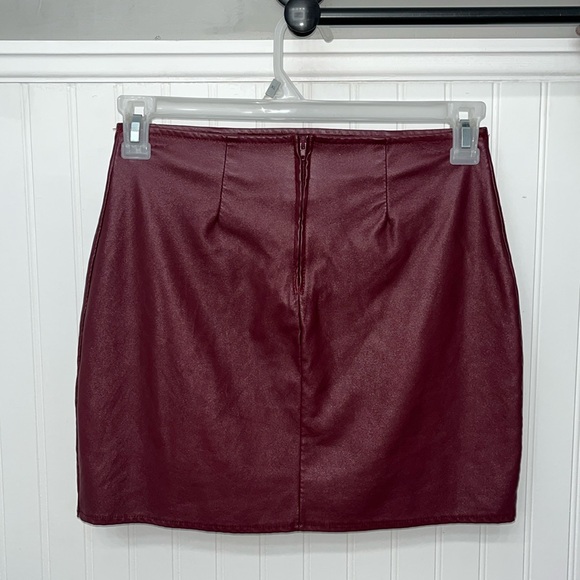 Windsor. Cute burgundy short skirt. Size Small. - Picture 2 of 2
